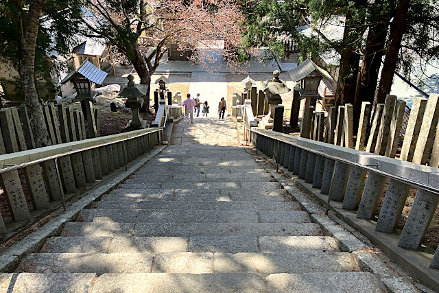 70段の階段を下る