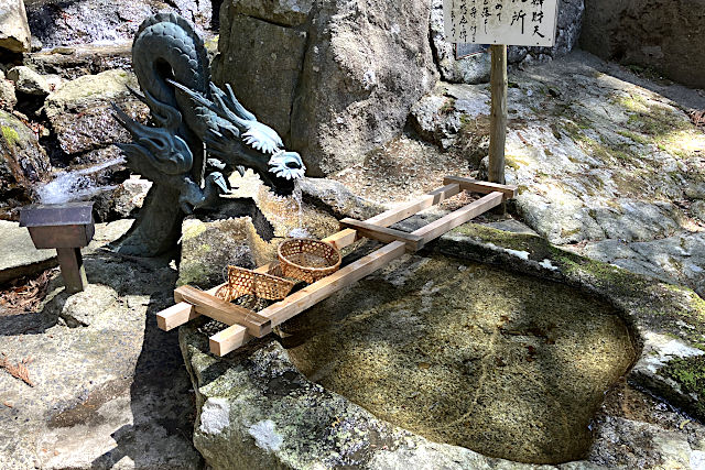 金華山銭洗辯財天