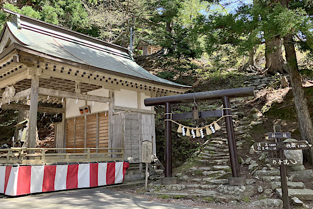 神楽殿と五十鈴神社