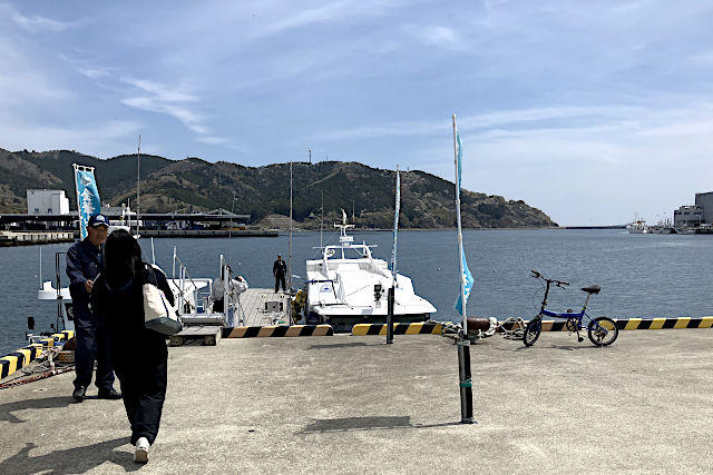 ここから乗船します