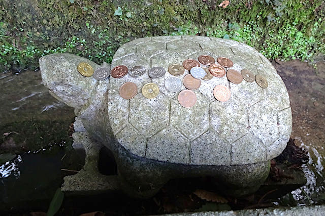 美保神社の亀の石像