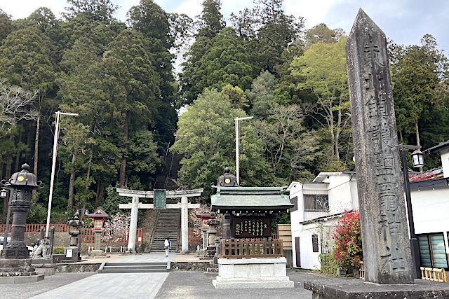 塩釜神社の社号碑と石鳥居