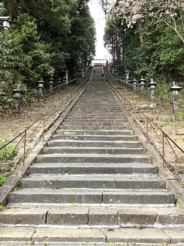 表参道：202段の急な石段