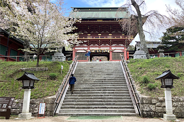 塩釜神社の随身門
