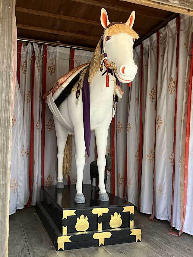 御神馬舎の馬の像