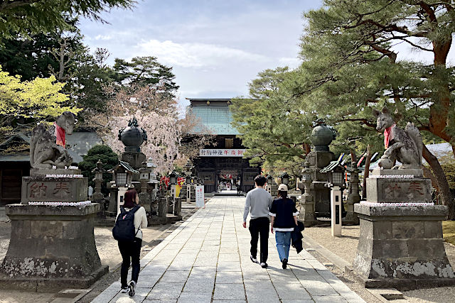 竹駒神社の狛犬ならぬ狐像