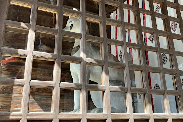 竹駒神社の楼門・随身門を守る狐像