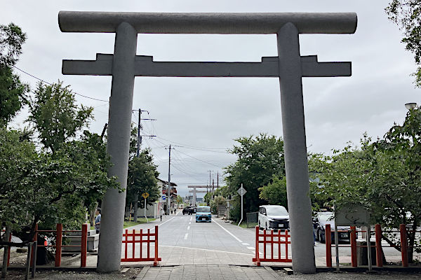 二之鳥居から一之鳥居を見る