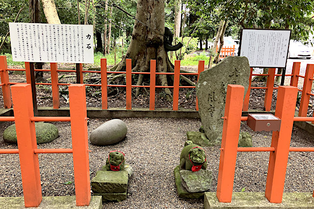 力石と芭蕉の句碑