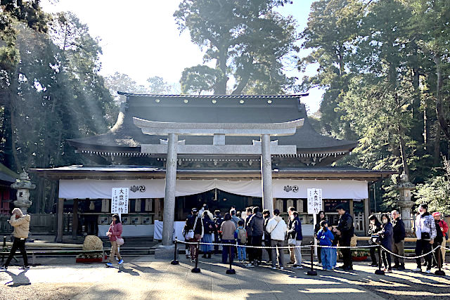 朝から参拝する人々の行列ができる鹿島神宮