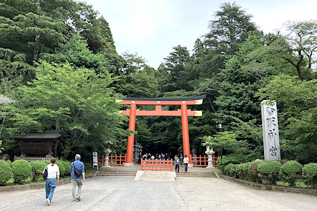 朱塗りの大鳥居（二之鳥居）