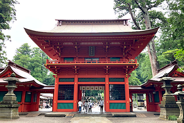 日本三大楼門の朱塗りの楼門