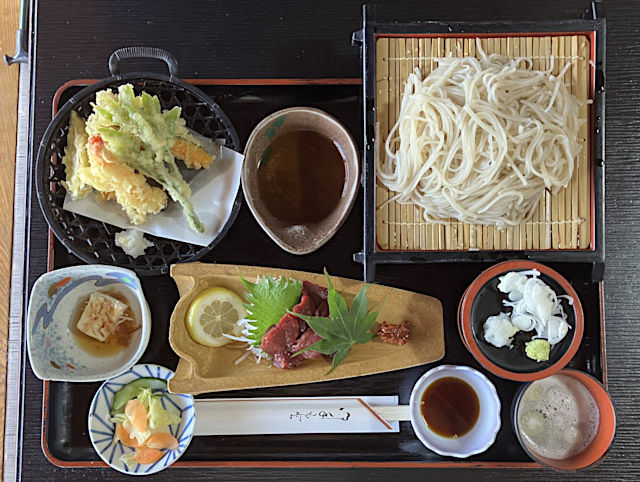 会津名物の天そば＆馬刺の昼食
