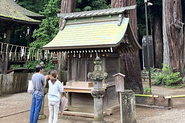 拝殿・本殿の前に高房社を参拝