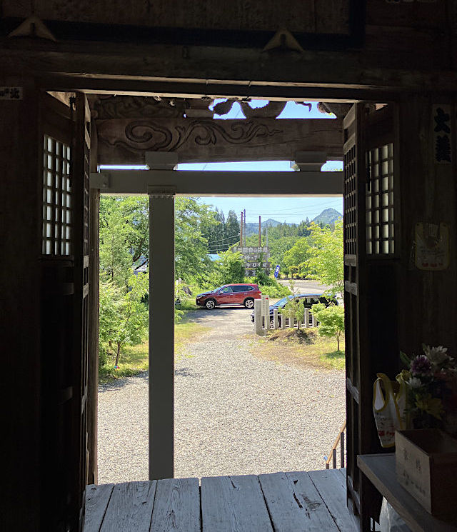 鳥追観音堂の西出口