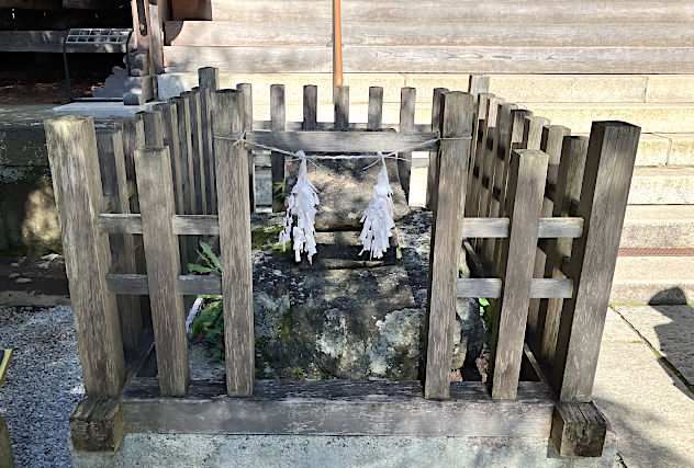 河口浅間神社のヒイラ石