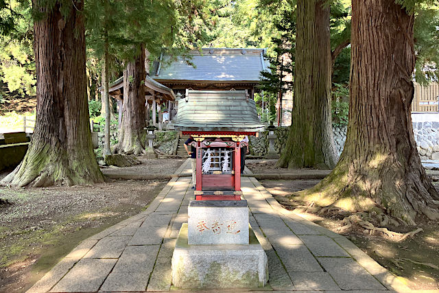 参道中央にある波多志（はたし）神