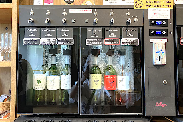 赤・ロゼ・白の試飲コーナー