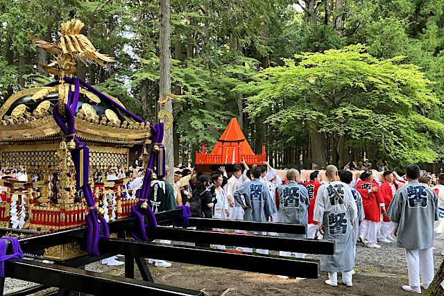 諏訪拝殿から出てくる富士山の神輿
