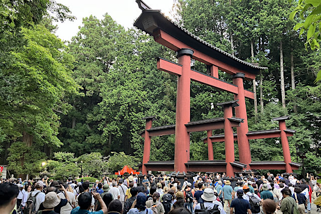 富士山の神輿と大鳥居