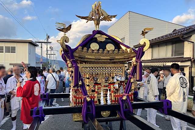 上宿交差点で休憩する神輿