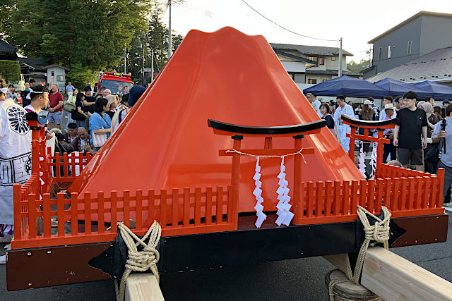 上宿交差点で休憩する神輿