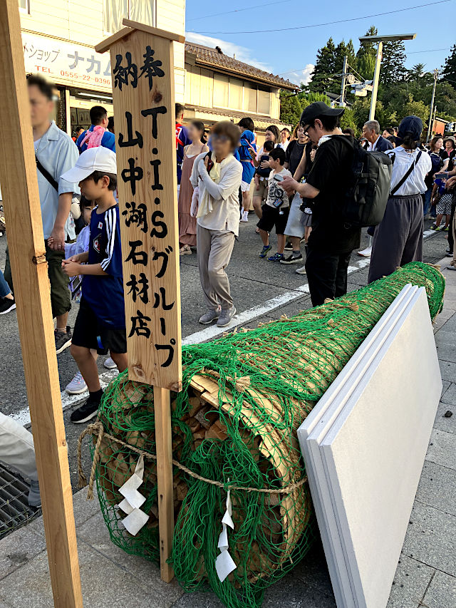 準備されている火祭りの大松明