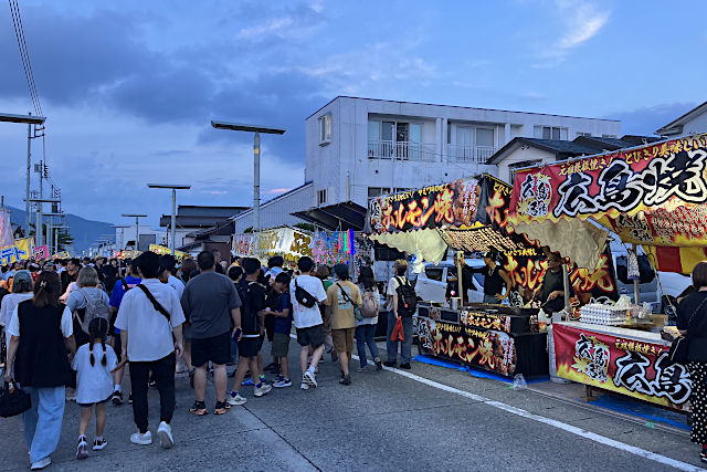 本町通りに並ぶ屋台群