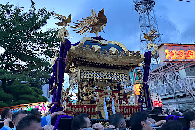 御旅所に到着する神輿