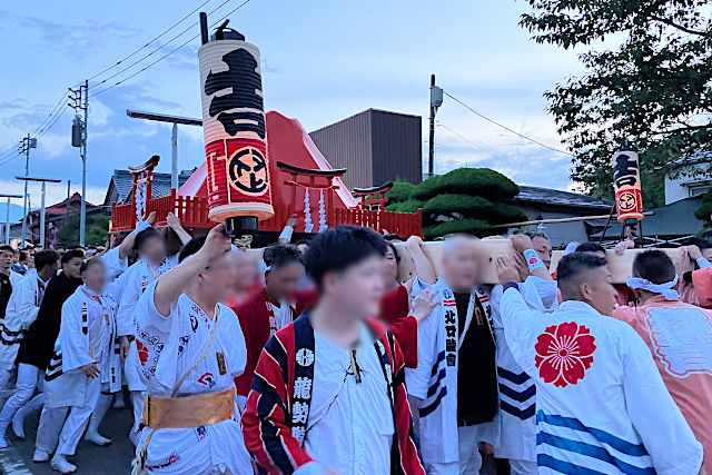 御旅所に到着する富士山の神輿