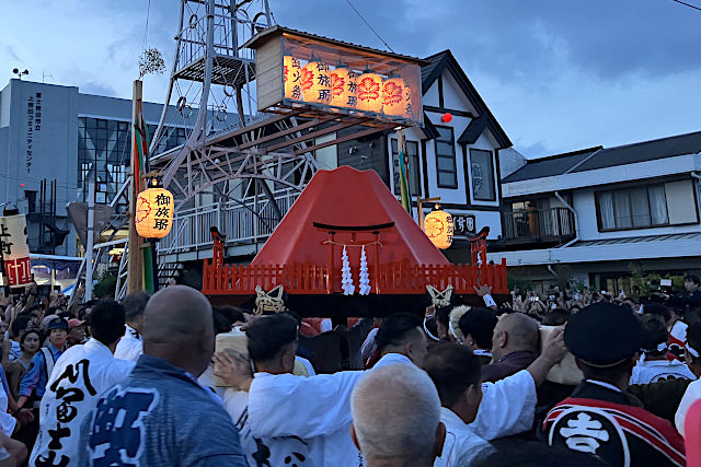御旅所に到着する富士山の神輿