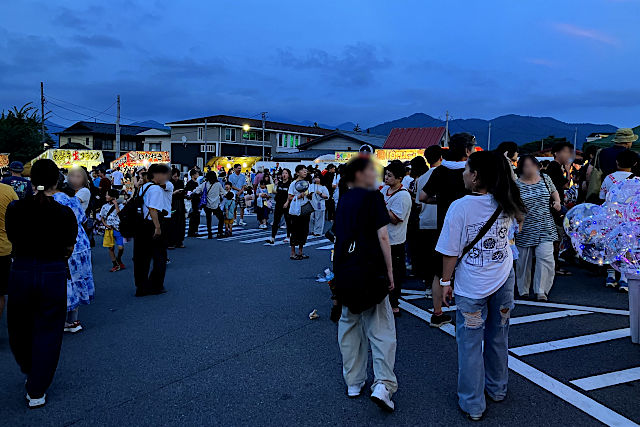 御旅所近くのローソン前広場