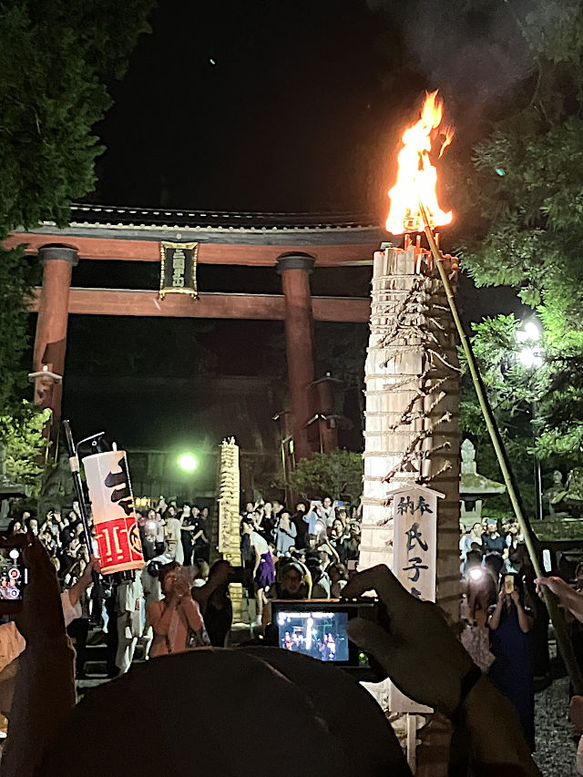 大鳥居前の大松明
