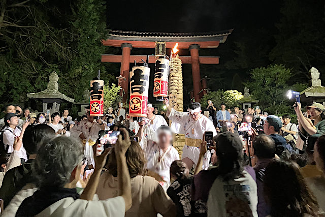 参道の大松明前