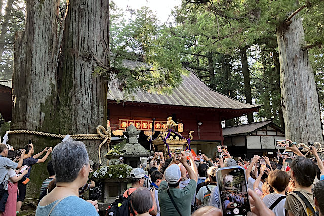 北口本宮冨士浅間神社・諏訪拝殿から出てくる神輿