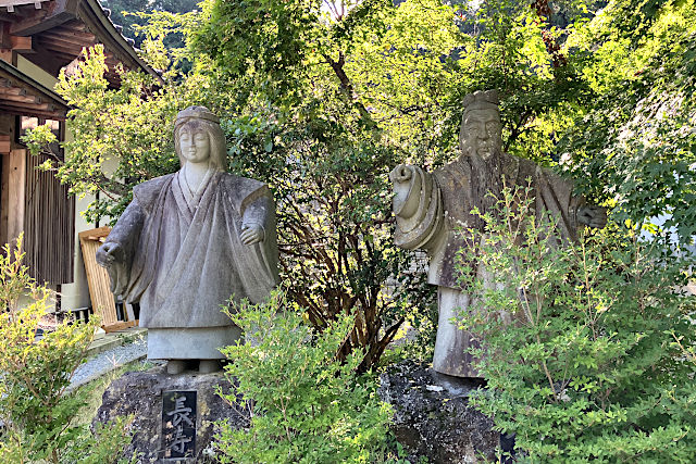 「不老」と「長寿」と名付けられた翁と媼の像