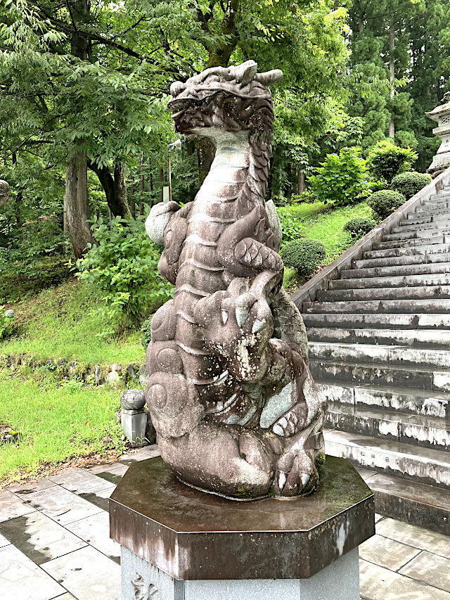 龍鳴の石像