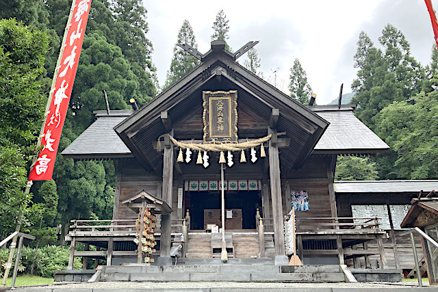 八海山尊神社の社殿