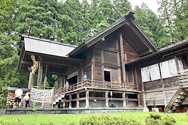 八海山尊神社の社殿