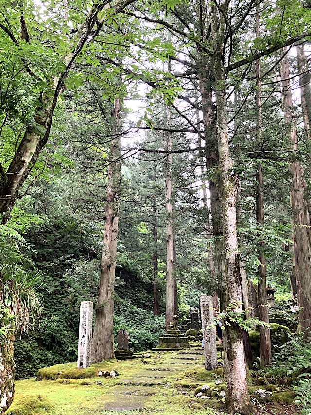 八海山尊神社の里宮へ