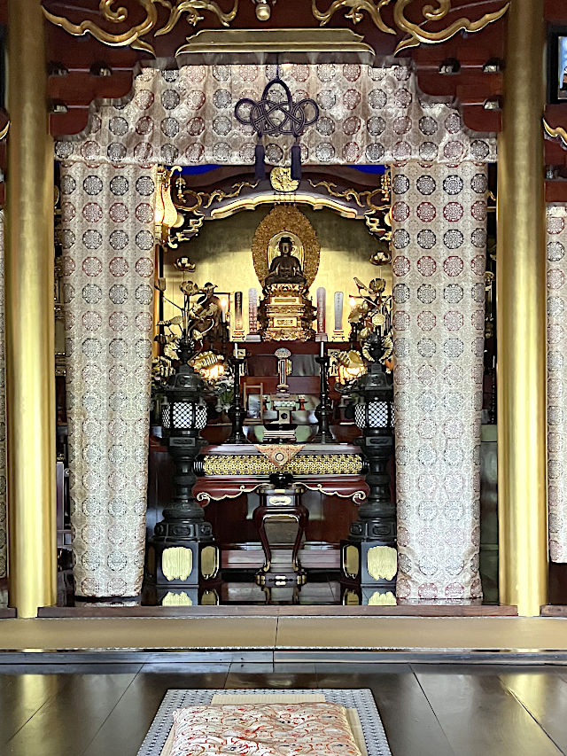 関興寺の内陣