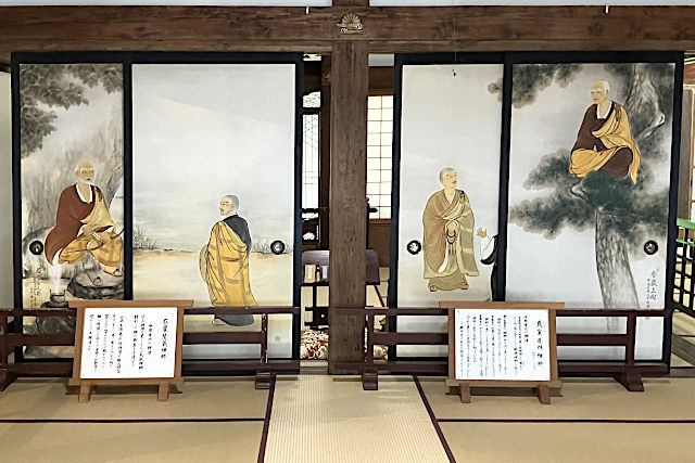 雲洞庵の本堂内の襖絵