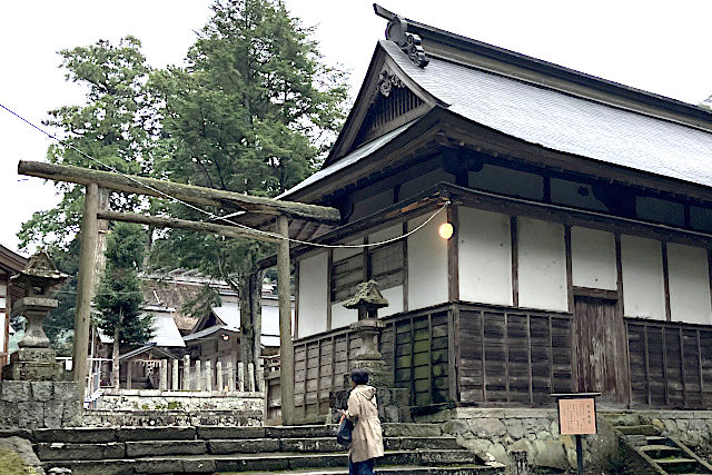 黒木鳥居と神楽殿