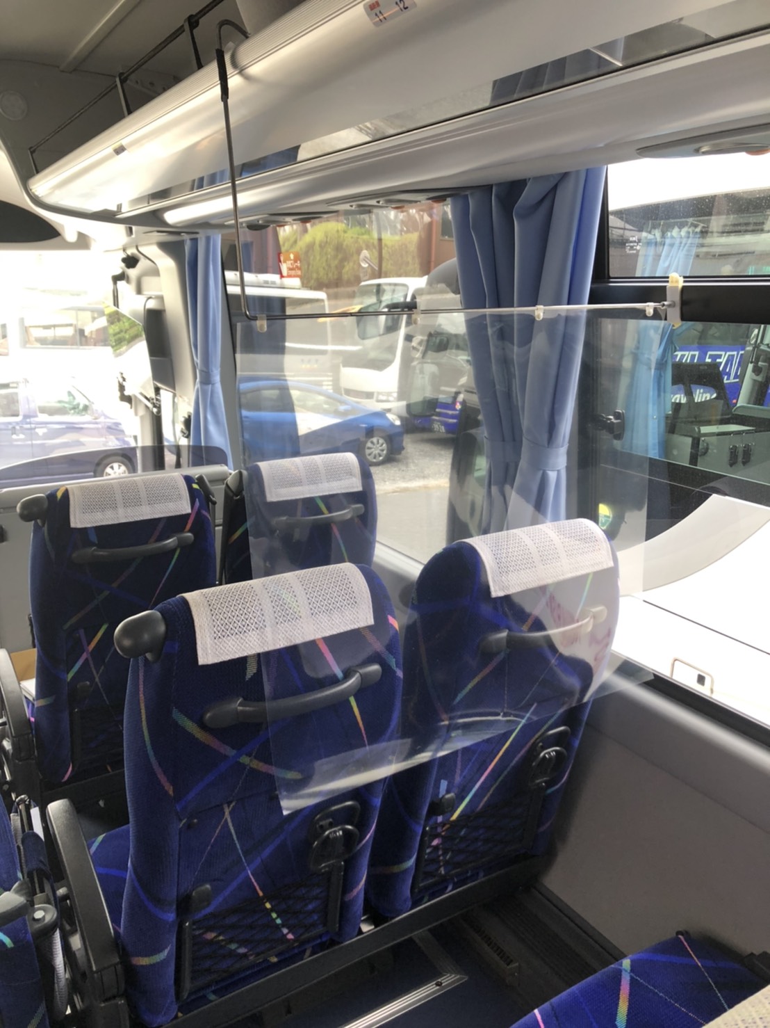 バスの前後座席間は、飛沫防止用の透明シートを設置