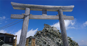 立山の雄山三神社を巡るツアーのヴィジュアル