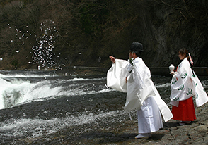 吹き割の滝散策と伊香保温泉ツアー