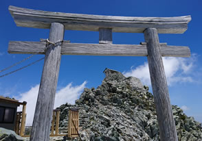 立山の雄山三神社を巡るバスツアーのイメージ