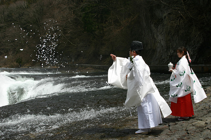 吹割の滝散策と伊香保温泉バスツアー