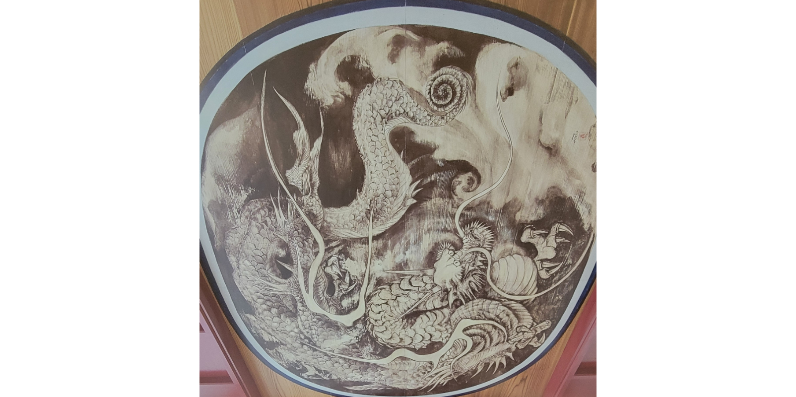 新宮の拝殿の天井には龍が描かれています