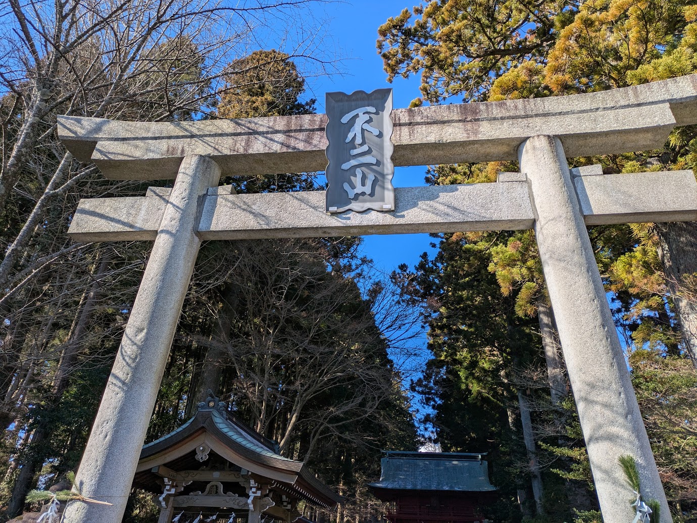 「二つとない素晴らしい山」という意味の東口浅間神社の鳥居